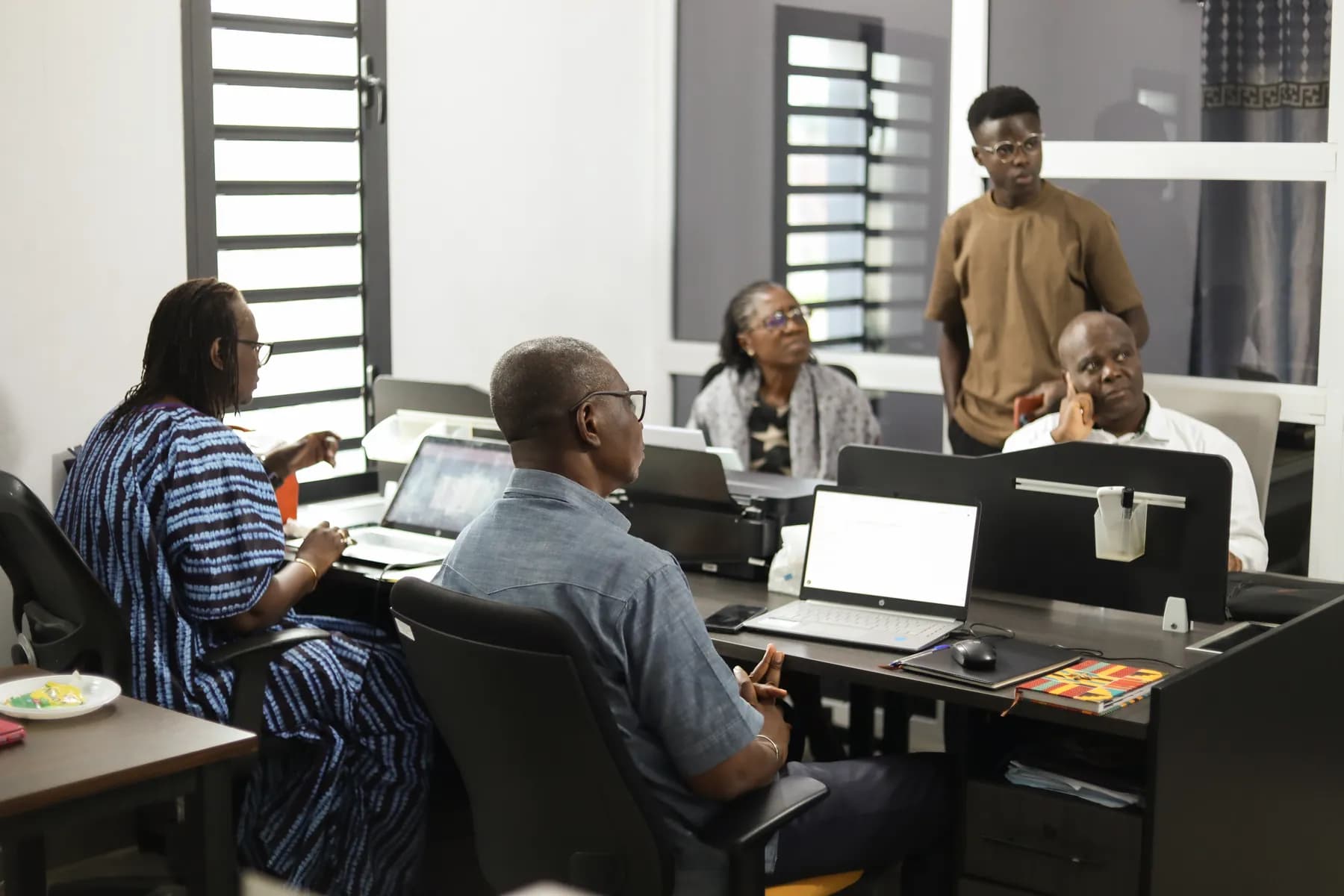 Une cohorte en session dans les locaux Rx Lab, chaque participant devant son poste.